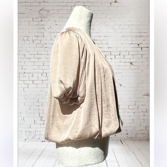 NWT ASTR The Label Bubble Hem Short Sleeve Top In Champagne Size: Small - Picture 4 of 11